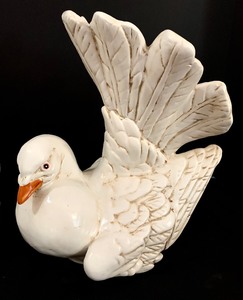 lot 48 image: Pair of Vintage Ceramic Dove Figurines