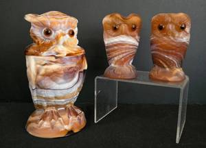 lot 81 image: Whimsical Slag Glass Owl Grouping