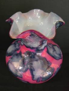 lot 82 image: Vintage Art Glass Opaline Vase