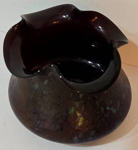 lot 122 image: Vintage Squat Rindskopf Iridescent Art Glass Vase