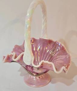 lot 124 image: Delicate Fenton Glass Legacy 95 Brides Basket