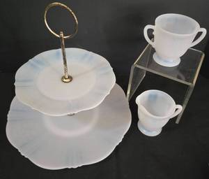 lot 132 image: Vintage MacBeth-Evans White Monax American Sweetheart Two Tiered Tidbit Tray and Cream Sugar Set