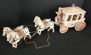 lot 133 image: Lighted Lenwile Ardalt Coachman Decorative Carriage