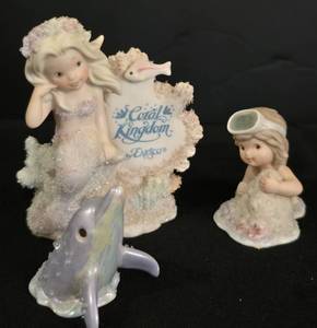 lot 139 image: Enesco Mermaid Placard plus Miniature Figures