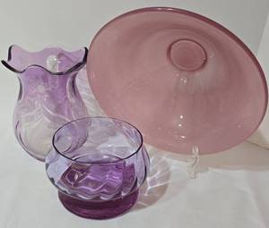 lot 147 image: Pretty Lavender & Pink Glassware Combination