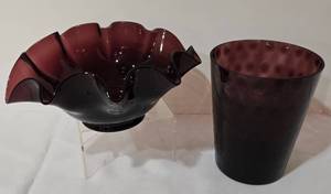 lot 148 image: Bishoff Kingstown and Fenton Art Glass Options