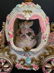 lot 153 image: Vintage Classic Treasures Musical Carriage