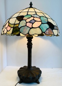 lot 111 image: Vintage Tiffany Style Vintage Stained Glass Table Lamp Floral   Desk Light