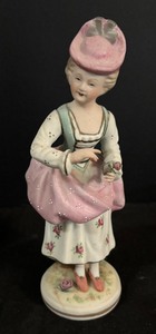 lot 179 image: Vintage Colonial Figurines