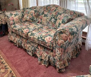 lot 185 image: Lovely Floral Loveseat Sofa  Couch by Levitz