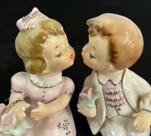 lot 190 image: Vintage Kissing Couple Figurines by Lefton