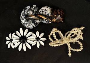 lot 193 image: Variety of Vintage Hair Clips
