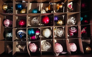 lot 219 image: Vintage Box of Christmas Ornaments