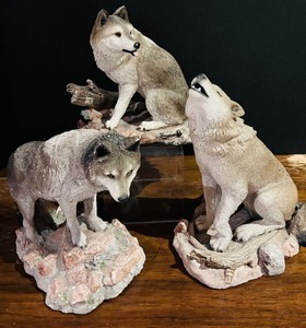 lot 212 image: Wolf Pack 3 Stone Figurines by Living Stone Inc.