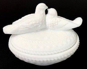 lot 277 image: Vintage Westmoreland White Milk Glass Oval Lovebirds On Nest Lidded Candy Dish, and West Moreland Hen on Nest Lidded Dish