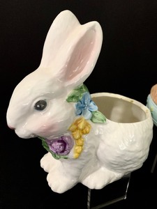 lot 278 image: Whimsical Vintage Lot of Collectables, Including Linda Grayson Creamer and Sugar