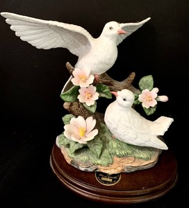 lot 283 image: Vintage Collection of Doves and Music Box