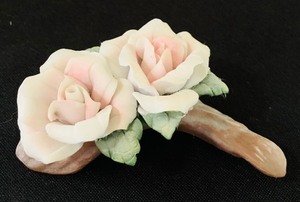 lot 284 image: Vintage Porcelain Flowers  Roses and Music Box