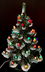 lot 285 image: Vintage Light-Up Ceramic Christmas Tree