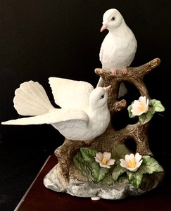 lot 286 image: Vintage Collection of Doves, Including Giuseppe Armani Everlasting Sculpture