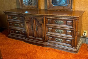 lot 15 image: Vintage Thomasville Dresser with Two Mirrors