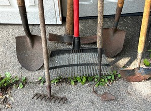 lot 265 image: Long Handled Tool Lot