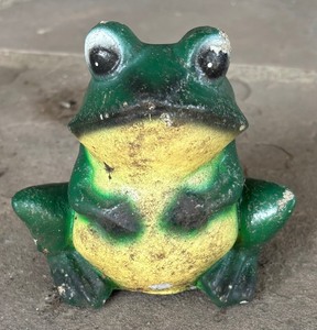 lot 272 image: Grouping of Fun Yard Decor