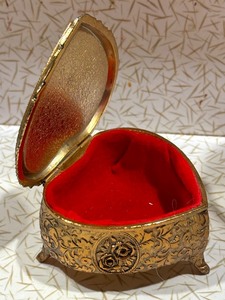 lot 335 image: Vintage Victorian Style Trinket Box