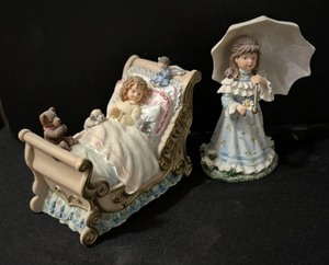 lot 336 image: Sandra Kucks Treasures Figurines with House Display Case including Sanda Kucks Treasures First Edition Gift of Love