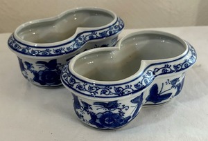 lot 329 image: Two Petite Blue and White Chinese Planters  Dishes