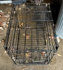 lot 345 image: Metal Dog Kennel