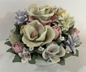 lot 346 image: Pretty Porcelain Floral Decor