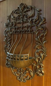 lot 355 image: Vintage Resin Decorative Wall Hanging