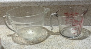 lot 370 image: Variety of Measuring Cups and Juicer