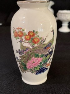 lot 295 image: Wonderful White Vintage Collectables