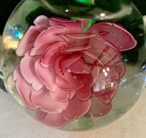 lot 294 image: Vintage Dynasty Gallery Heirloom Collection Glass Teapot Paperweight