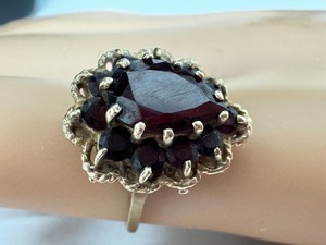 lot 301 image: Vintage 10k and Garnet Ring
