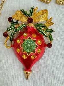 lot 302 image: Variety of Brooches and Two Hair Clips