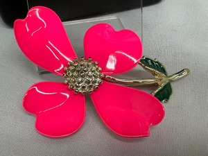 lot 304 image: Retro Sarah Coventry Brooch and Earrings Set