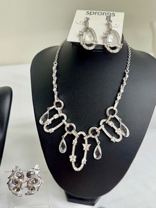 lot 305 image: Variety of Fun Jewelry Items