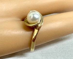 lot 309 image: 10k Gold and Pearl Ring