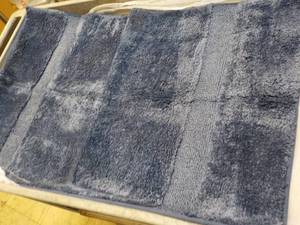 lot 6 image: Mohawk End Border Bath Rug 2 ft x 3 ft