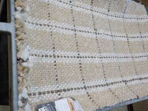 lot 19 image: Threshold Accent Rug 25 x 38...