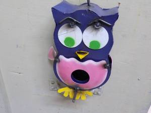 lot 23 image: Metal Owl Birdhouse 9 x 6 x 6...