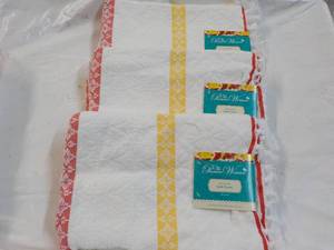 lot 55 image: 3 The Pioneer Woman Bath Towels 27 x 52