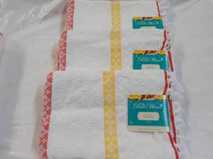 lot 56 image: 3 The Pioneer Woman Bath Towels 27 x 52