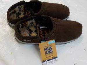 lot 68 image: Size 12 Mens Muk Luks Chocolate Slippers