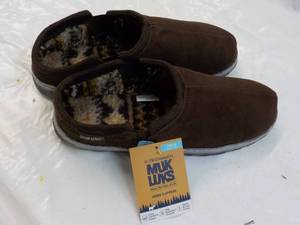 lot 69 image: Size 12 Mens Muk Luks Chocolate Slippers