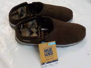 lot 70 image: Size 12 Mens Muk Luks Chocolate Slippers
