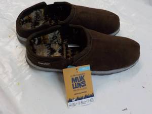 lot 71 image: Size 12 Mens Muk Luks Chocolate Slippers